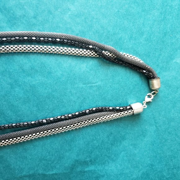 2/10$ Black and silver toned knotted necklace - Picture 3 of 3